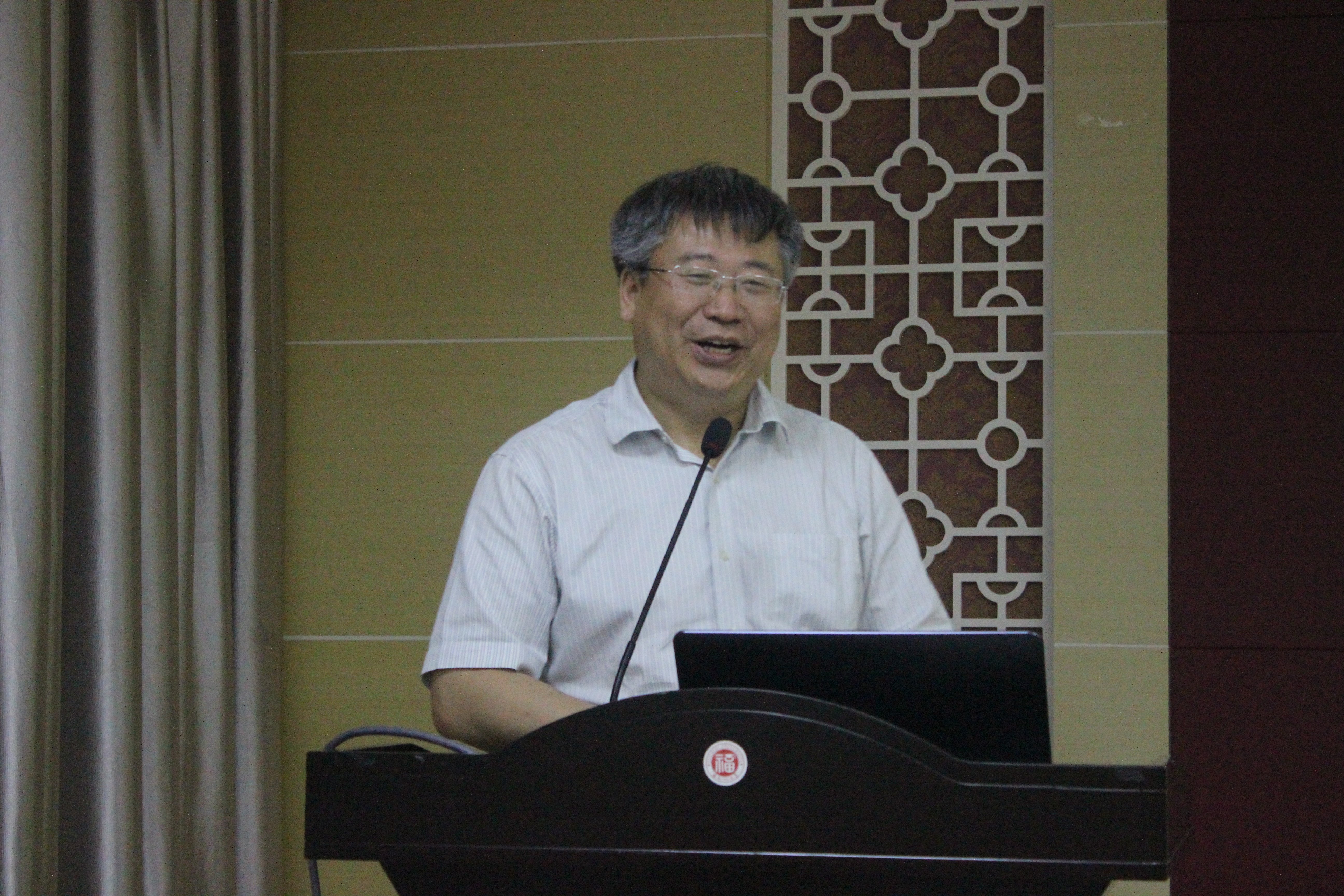 姚立刚教授上台致辞 姚立刚教授上台致辞