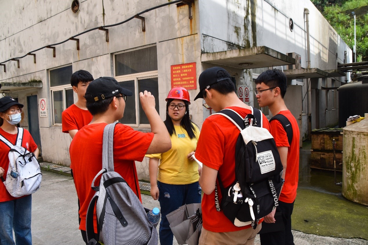 01垃圾处理厂工作人员向实践队队员进行详细介绍 01垃圾处理厂工作人员向实践队队员进行详细介绍