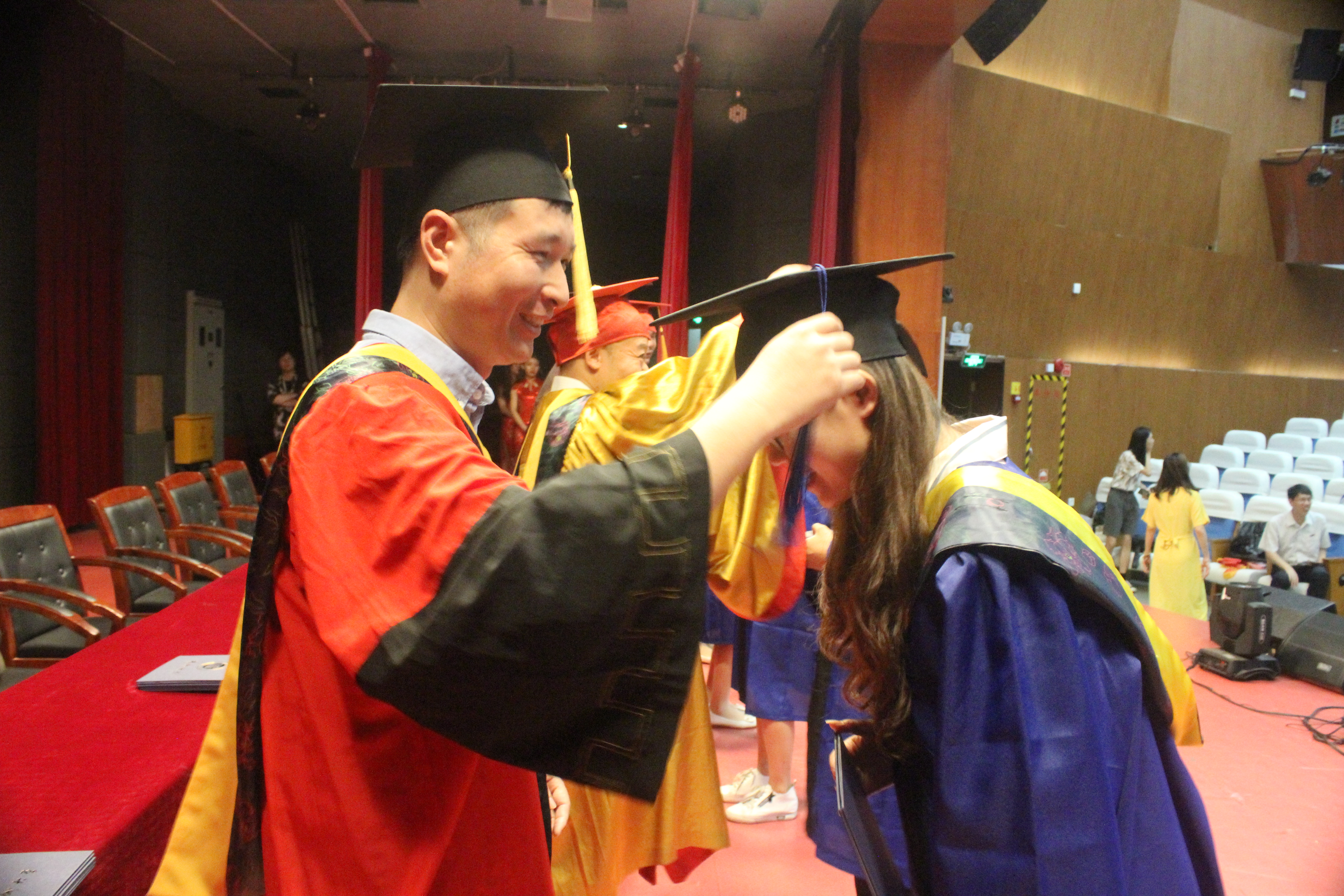 拨流苏仪式 (1) 拨流苏仪式 (1)