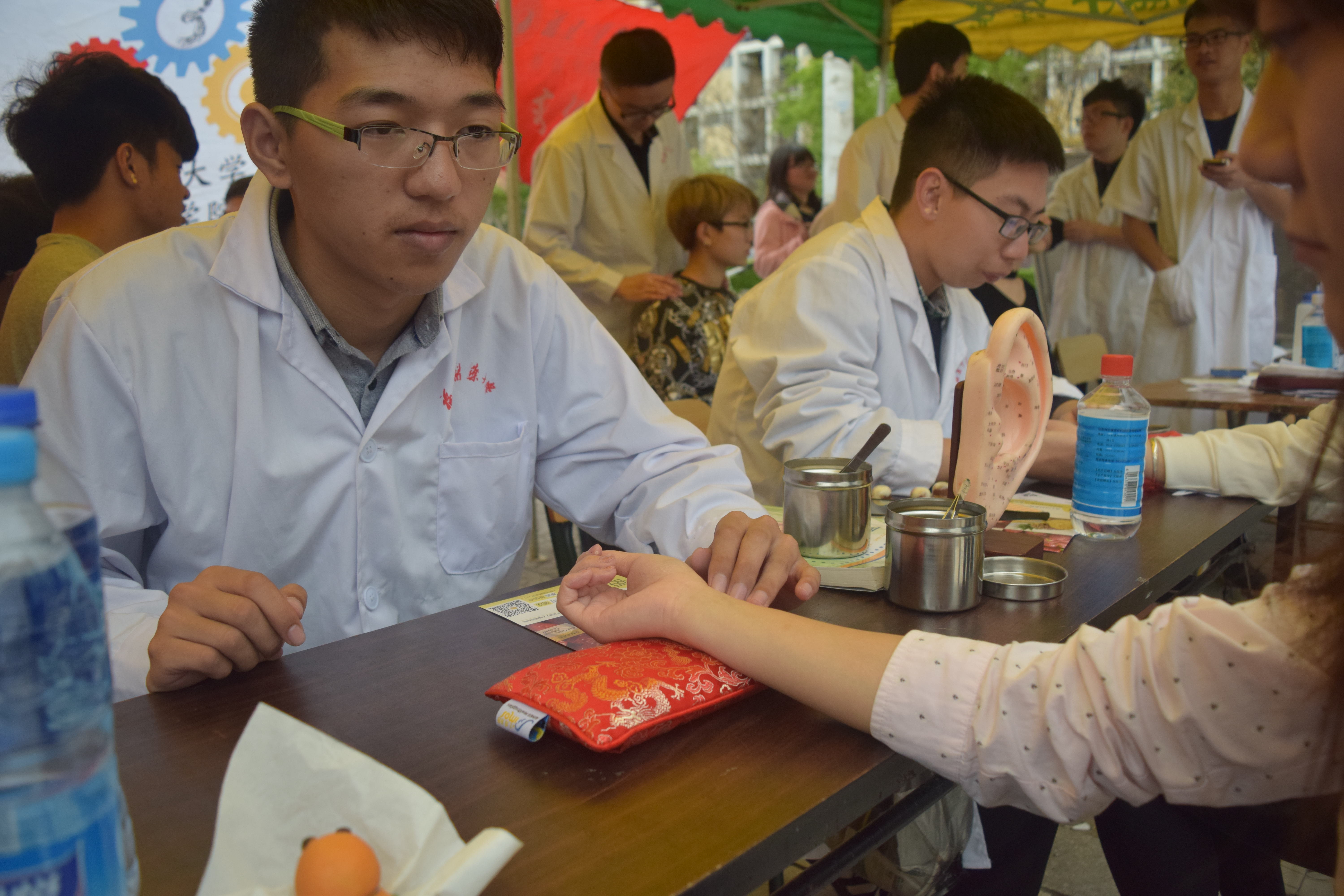 中医药学子义诊把脉 (仝天伦 摄) 中医药学子义诊把脉 (仝天伦 摄)