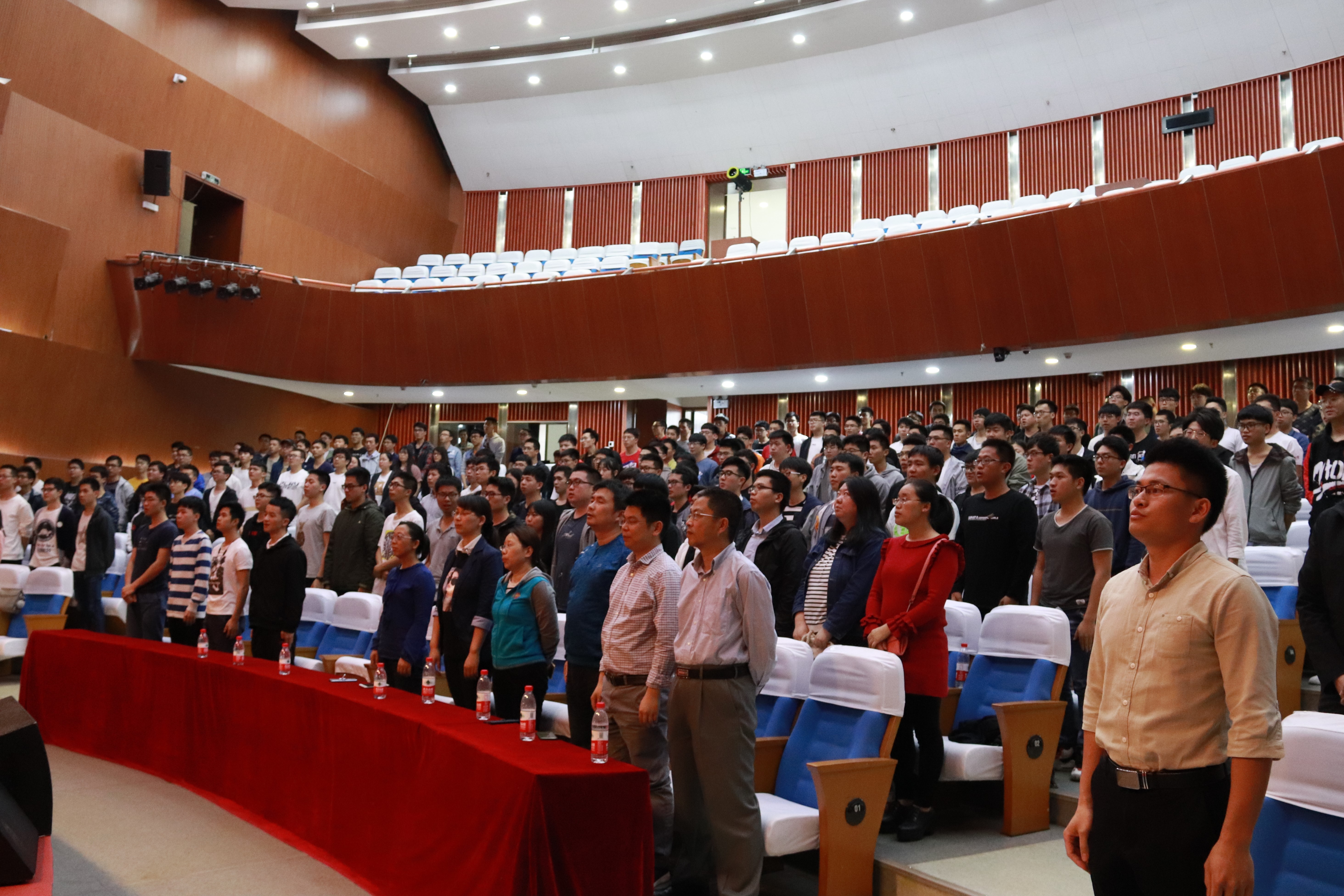 全体师生齐唱国歌 全体师生齐唱国歌