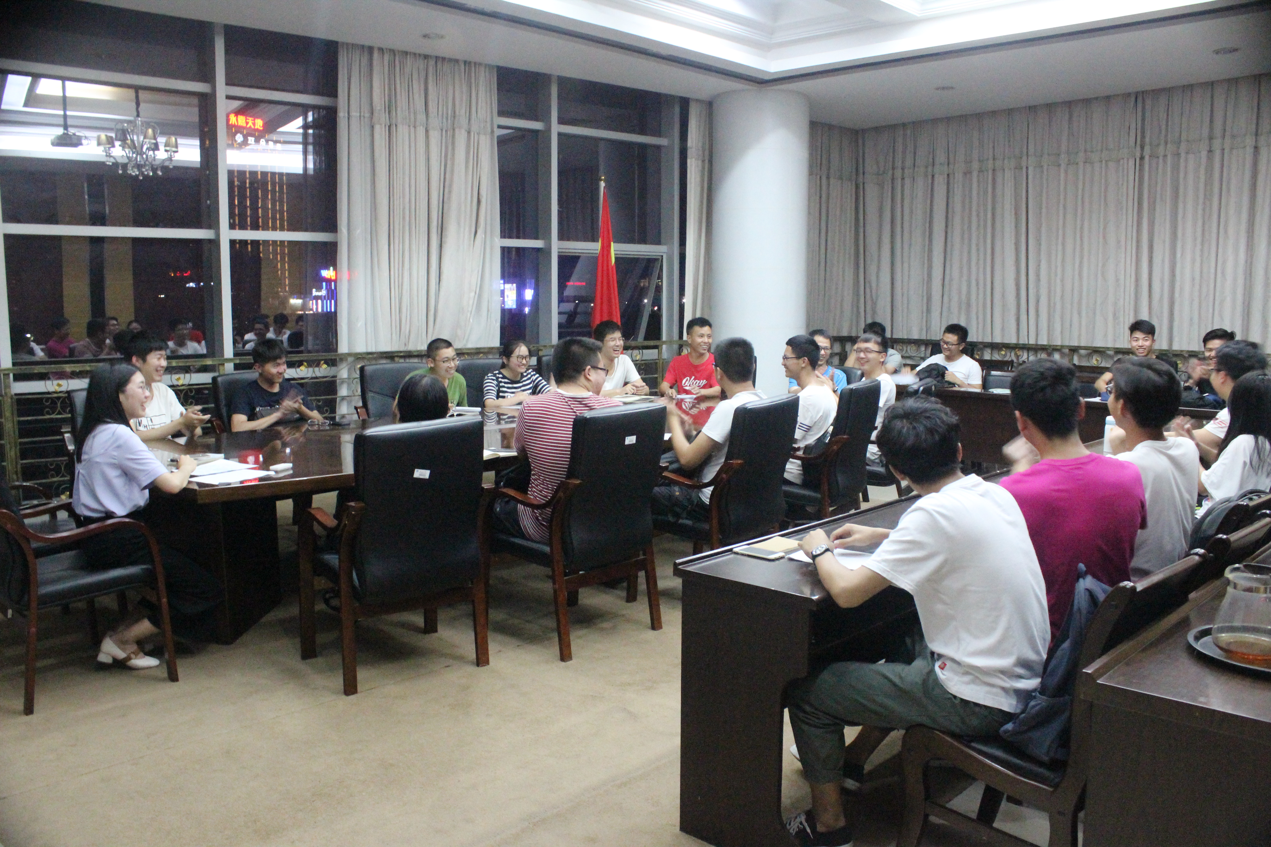 各年级辅导员带领本年级学生代表进行分组讨论学习成长计划2 各年级辅导员带领本年级学生代表进行分组讨论学习成长计划2