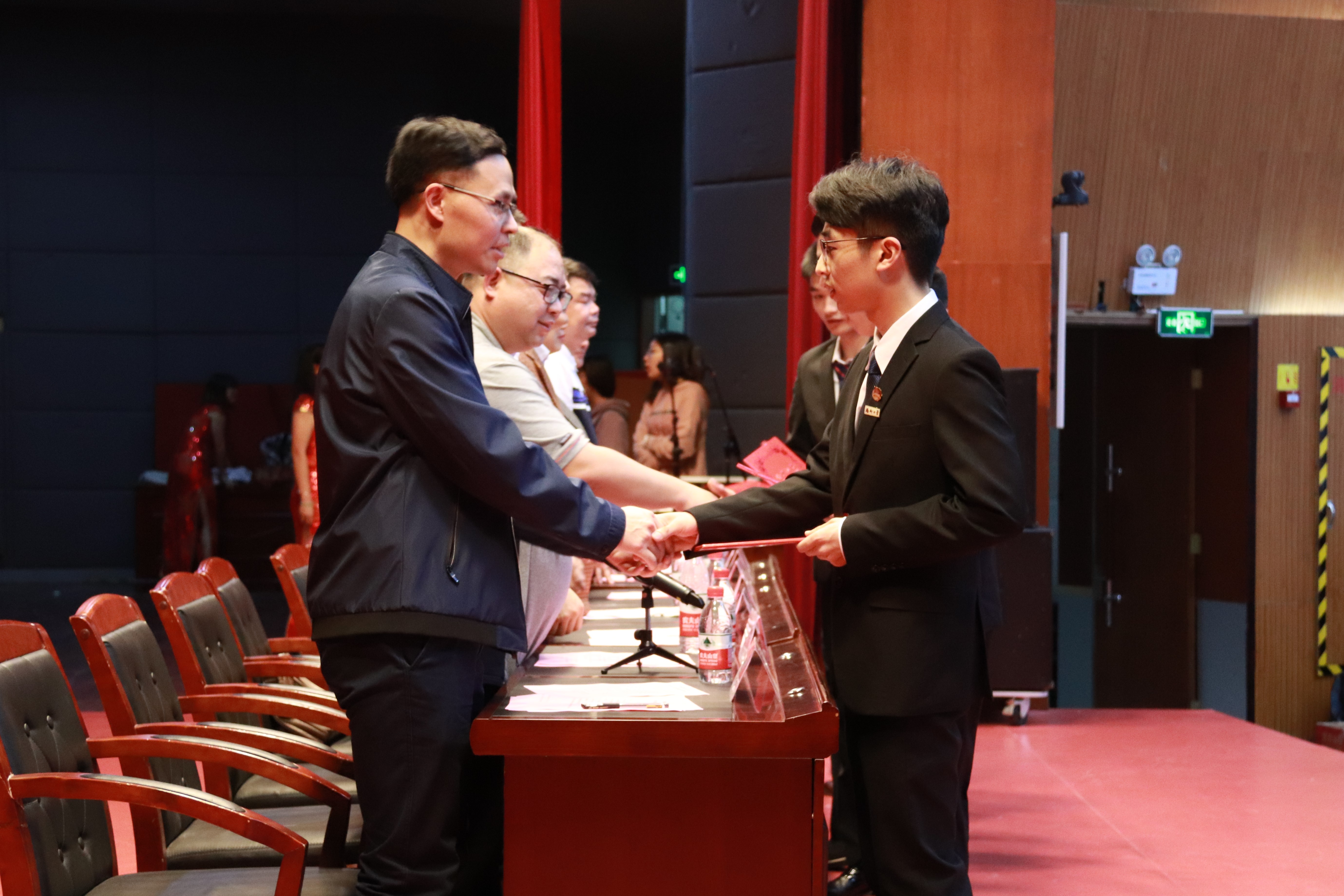 学院领导为获奖同学颁发荣誉证书 学院领导为获奖同学颁发荣誉证书