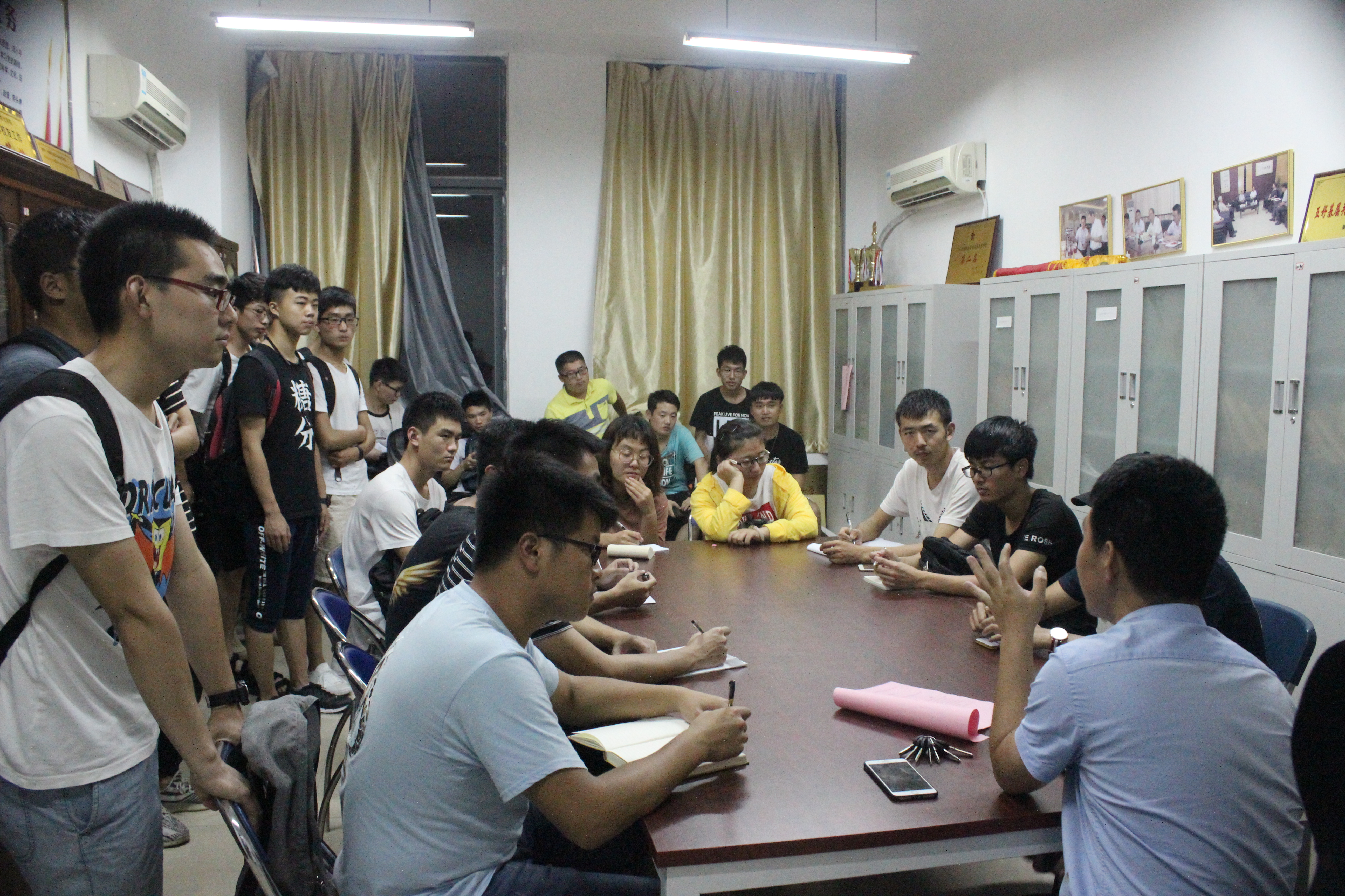 各年级辅导员带领本年级学生代表进行分组讨论学习成长计划1 各年级辅导员带领本年级学生代表进行分组讨论学习成长计划1