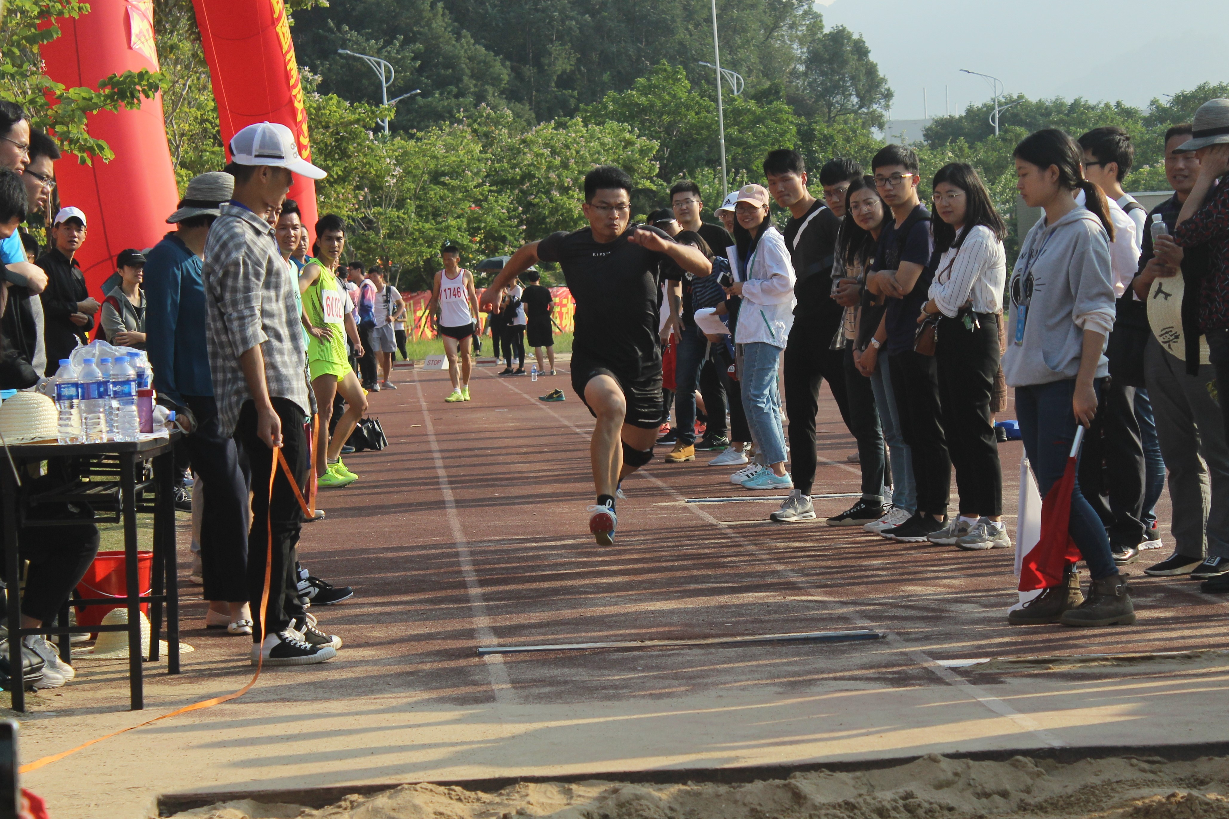 机械学院 男教青跳远 邱新华