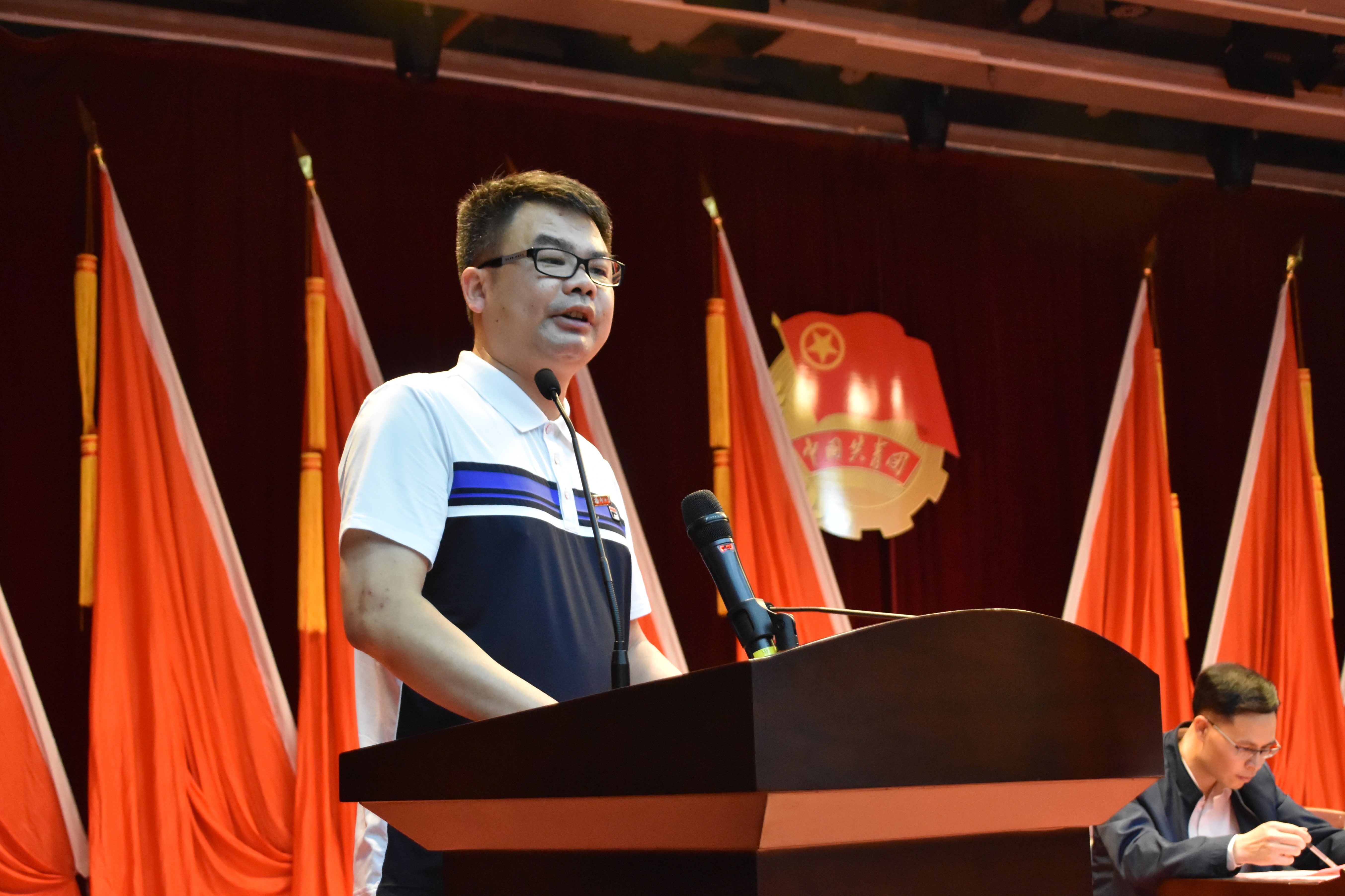 向红亮副院长宣布获奖名单 向红亮副院长宣布获奖名单