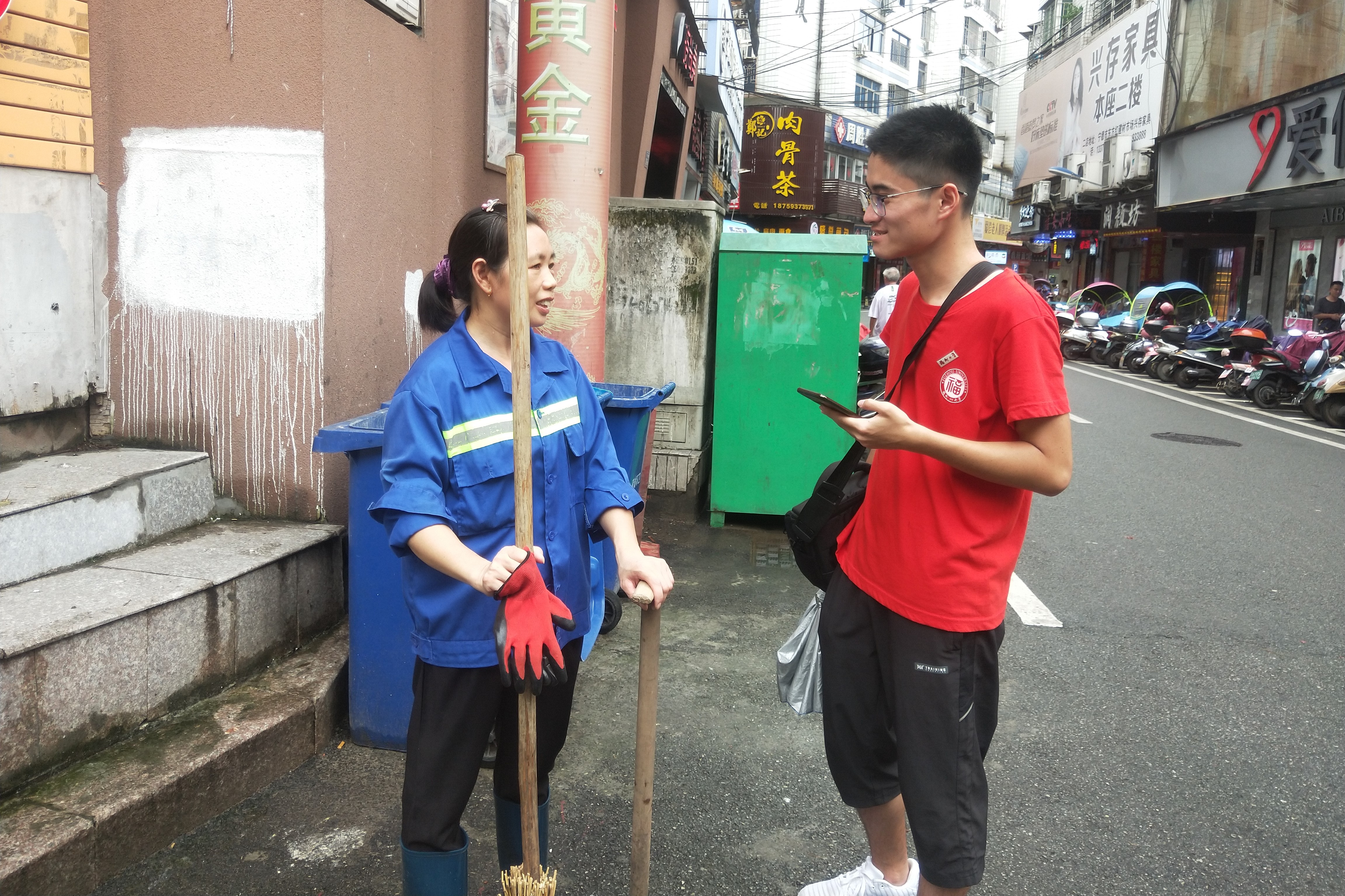 02实践队队员正在进行垃圾分类调查问卷 02实践队队员正在进行垃圾分类调查问卷