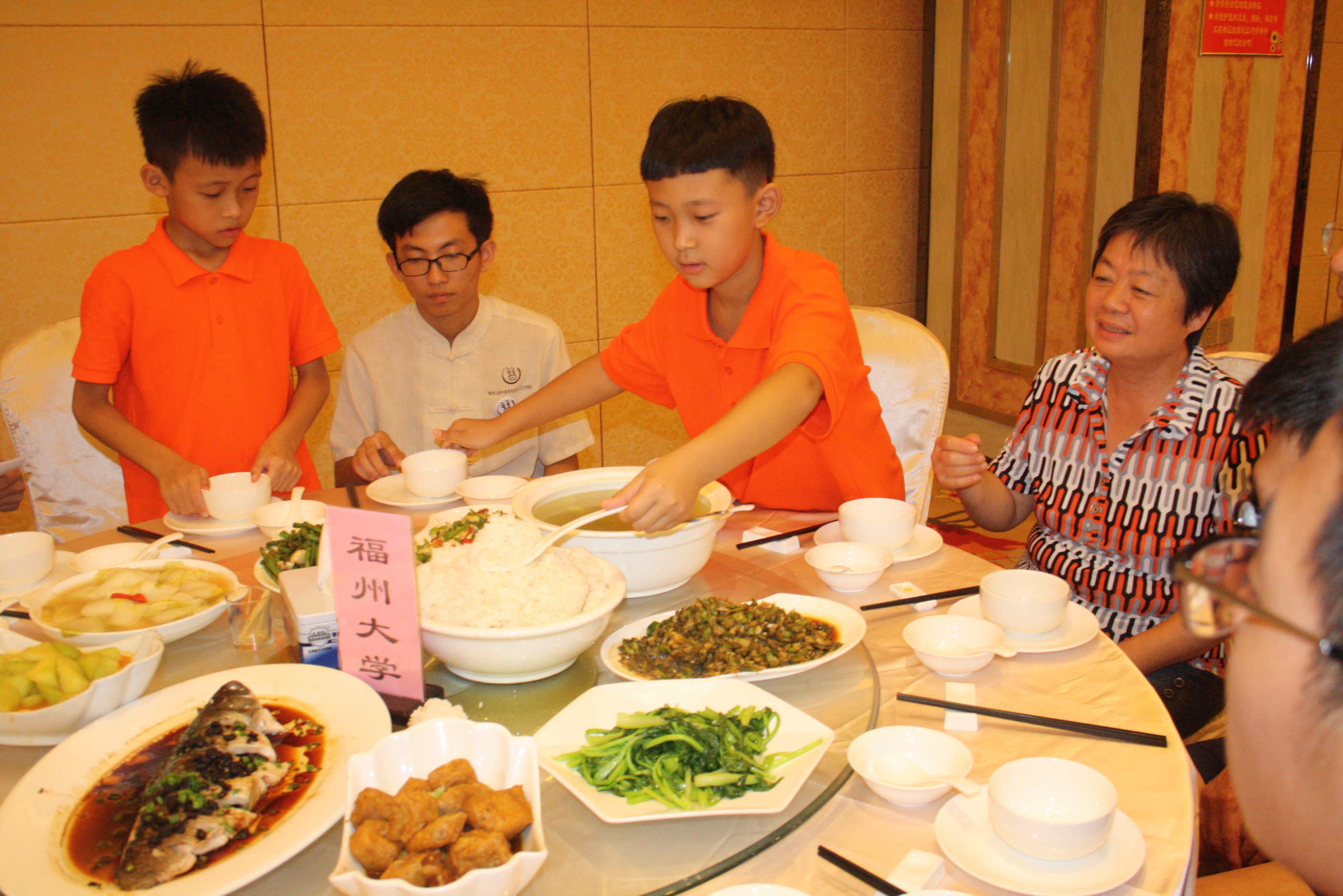 6.孩子给长辈盛饭 6.孩子给长辈盛饭