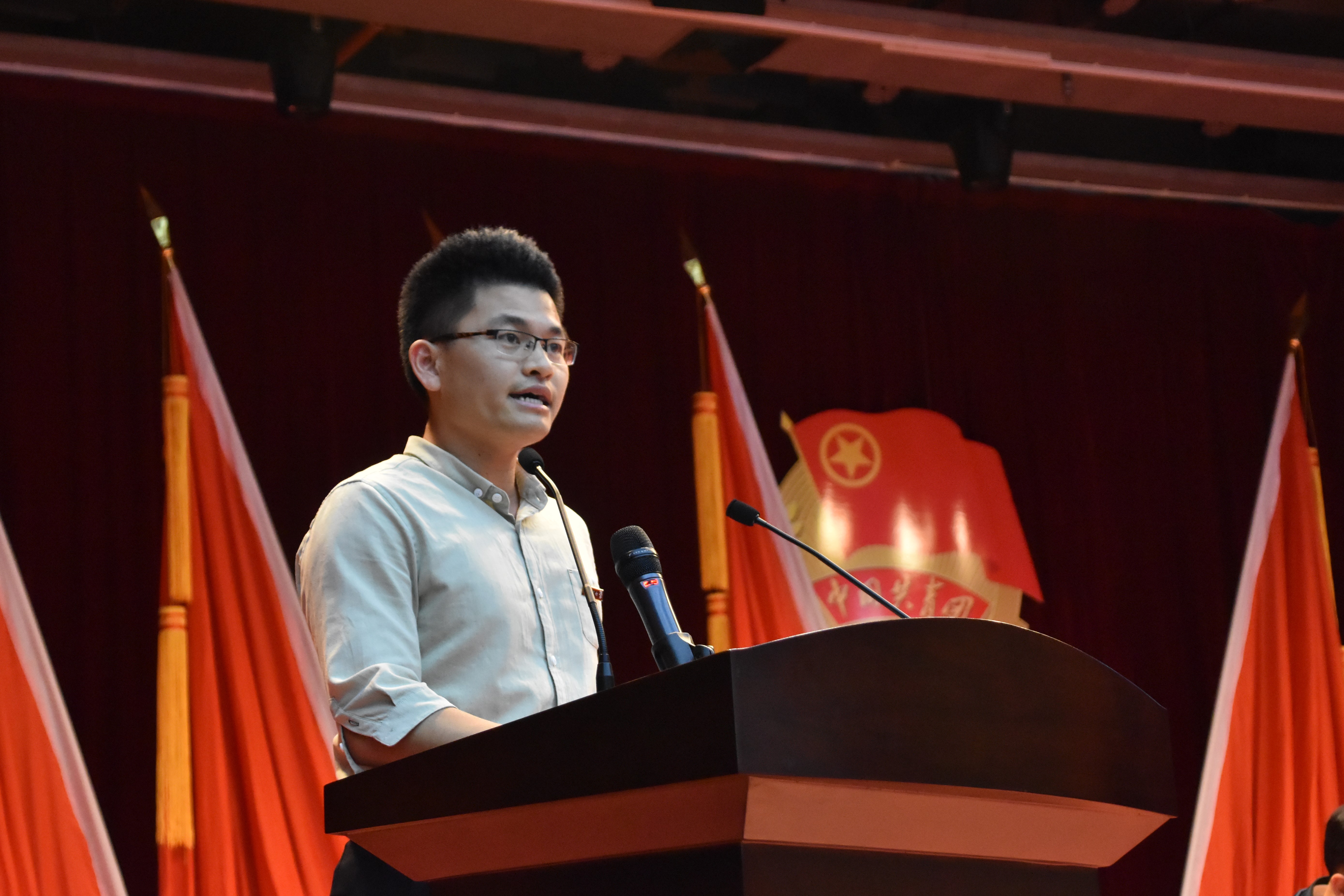 青年教师代表钟剑锋老师分享经历 青年教师代表钟剑锋老师分享经历